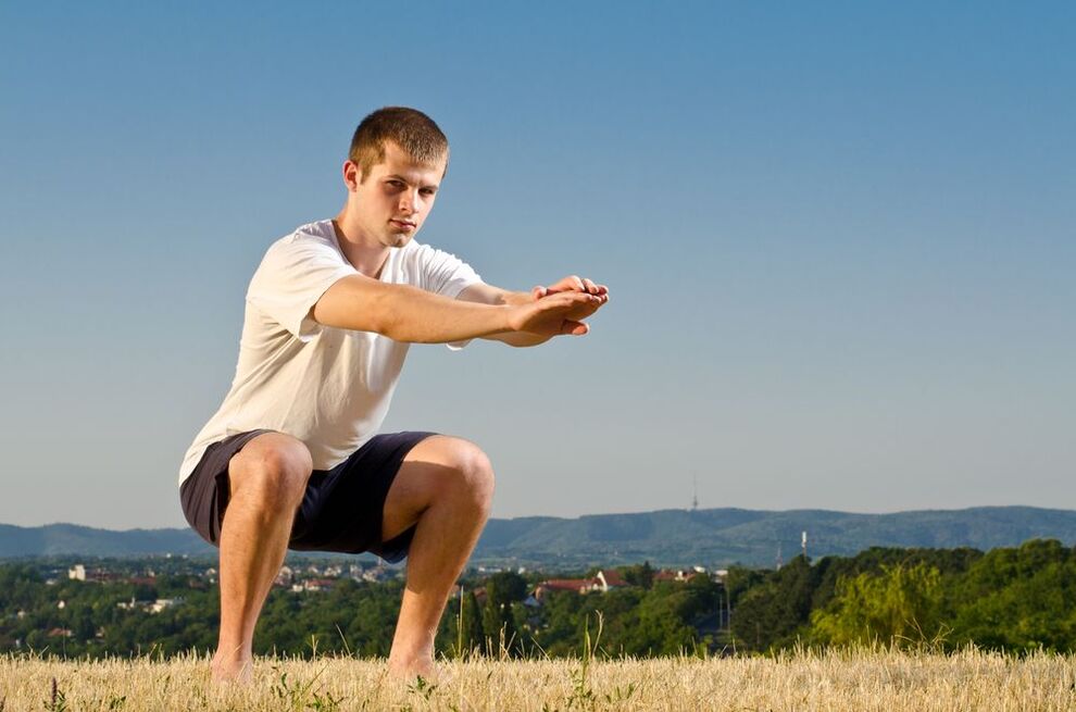 მამაკაცის ძალის გაძლიერებას ხელს უწყობს სპეციალური ფიზიკური ვარჯიშები, როგორიცაა squats. 